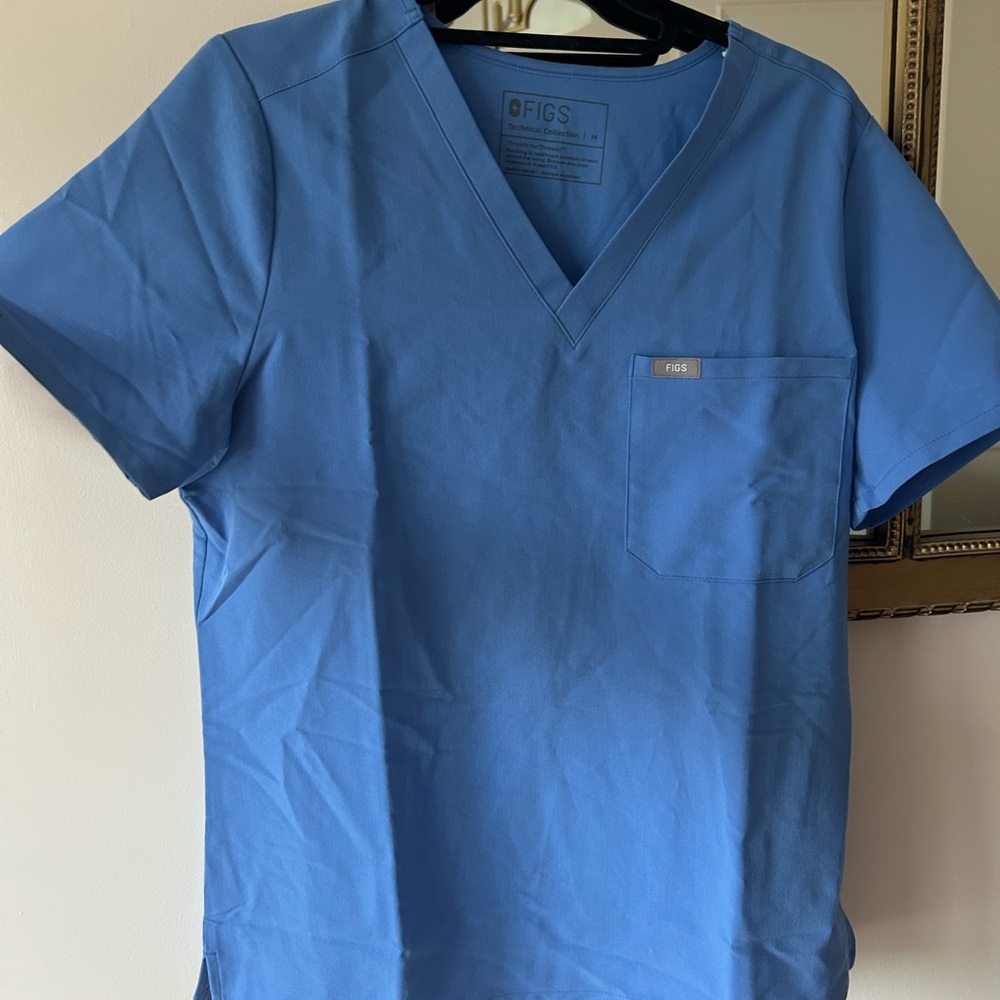 NWT Figs Women’s Ceil Blue Catarina One-Pocket Scrub Top Size Medium